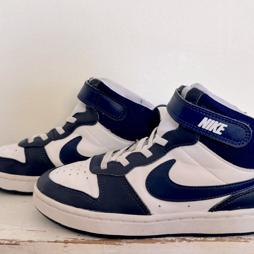 KIDS' size 2 NIKE BIG KID COURT BOROUGH MID 2 SNEAKERS